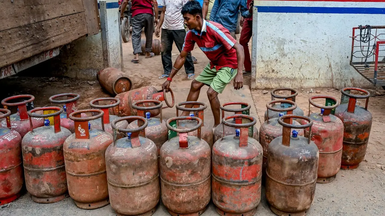 Govt increases booking period for LPG cylinder to check hoarding amid Iran war 